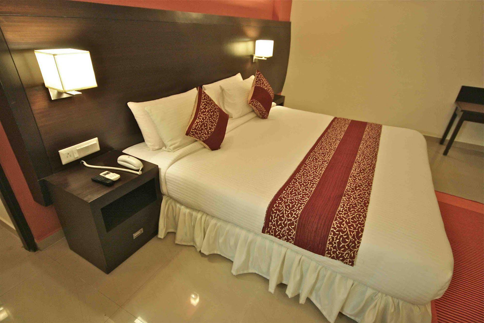 Treebo Trend Sterling Suites Inn Bangalore Exterior foto